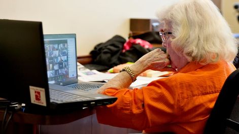 Los Andes | Nuevas tecnologías. Hay adultos que todavía no ingresaron a la transformación digital y de cuyo ingreso depende su permanencia en el mercado laboral. (AP)