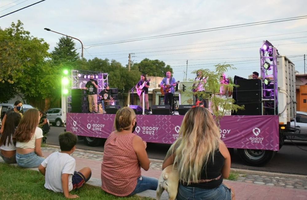 Godoy Cruz comenzó sus festejos vendimiales con un escenario móvil para que los vecinos disfrutes de números artísticos