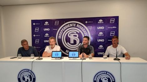 Los Andes | Con la presencia de directivos, DT y el capitán del equipo, Independiente Rivadavia presentó las obras en las horas previas al debut en la máxima categoría. / Los Andes.