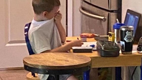 El pequeño de cinco años se largó a llorar mientras estaba en clases virtuales y su mamá aseguró que está cansado de pasar tantas horas frente a la computadora.