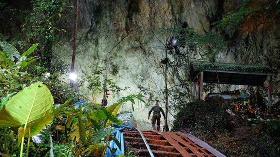 Siguen buscando a 12 nenes perdidos en una cueva en Tailandia
