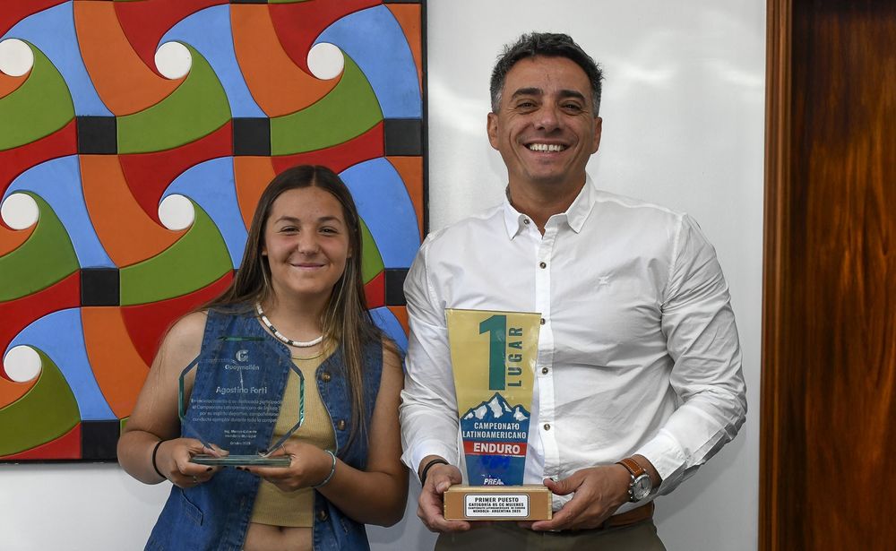 Enduro. Agostina Forti Guaymallén'den olduğu için Belediye Başkanı Marcos Calvente ona bir ödül takdim etti.