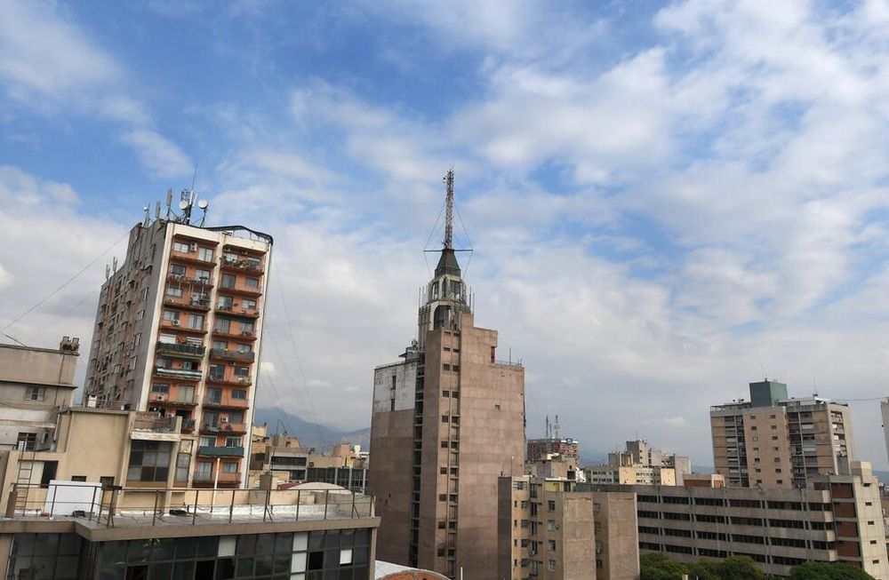 Un sábado completo en Mendoza: Zonda en el día; frío y lluvias en la noche
