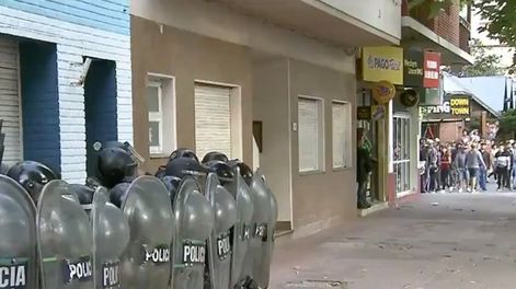 Los Andes | Incidentes en Miramar durante una manifestación de familiares y amigos de un chico asesinado por un policía.