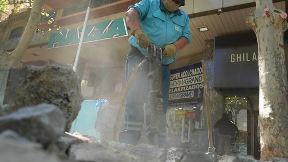 Primer recorte. La inversión en obra pública es lo primero que se regula cuando el rojo fiscal amenaza las cuentas. Foto: Orlando Pelichotti / Los Andes.