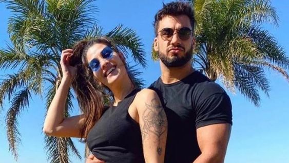 La pareja descansa en la tierra del rugbier