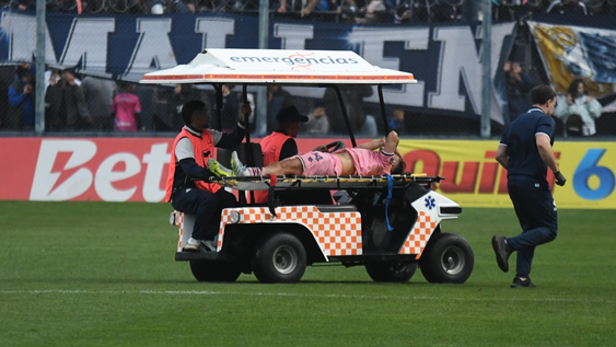 Luciano Gómez, lateral de Independiente Rivadavia, fue retirado en camilla a los 41 minutos del segundo tiempo. Luego se confirmó la gravedad de la lesión que sufrió en la rodilla izquierda: rotura de ligamentos cruzados.