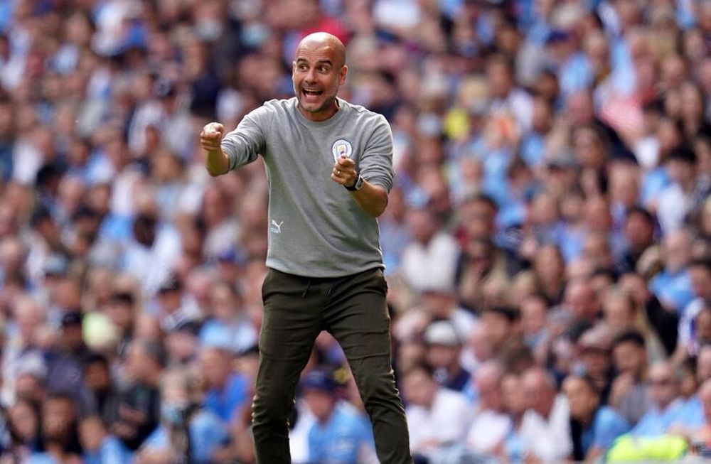 Guardiola, rendido una vez más, ante los pies de Messi.