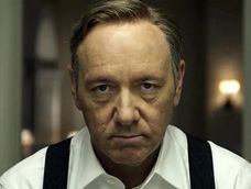 Kevin Spacey apareció y arremetió contra Netflix por no estrenar una película protagonizada por él.