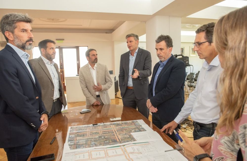 El intendente de la Ciudad de Mendoza, Ulpiano Suárez, junto a Luciano Scatolini, a cargo de la secretaría de Desarrollo Territorial, observan los planos del terreno para el nuevo Procrear.