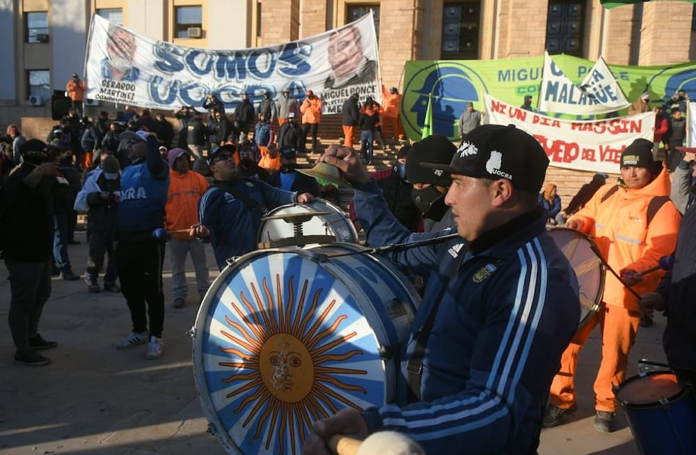 Trabajadores de la UOCRA se reunieron frente a Casa de Gobierno para manifestarle su apoyo al Gobernador, a fin de que avance la obra Portezuelo del Viento. Foto: Ignacio Blanco/Los Andes
