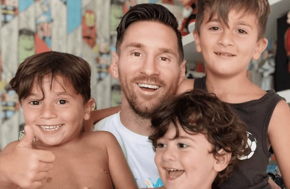 Antonela Roccuzzo publicó una foto en su cuenta de Instagram en la que está la Pulga con sus tres hijos. Desde que se reanudó el fútbol, Leo jugó todos los minutos. / Gentileza.