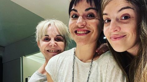Dalma junto a su hermana Gianinna y su mamá, Claudia Villafañe. (Instagram).