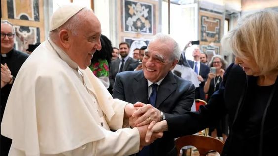 El Papa Francisco se reúne con el director Martin Scorsese y su esposa Helen Morris durante una conferencia promovida por La Civilta Cattolica y la Universidad de Georgetown en el Vaticano, 27 de mayo de 2023. / Foto: Gentileza