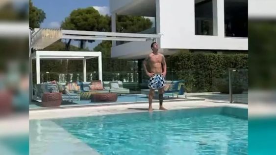 Lionel Messi en su casa de Barcelona, a orilla de la piscina y tomando sol mientras escucha a Trueno. Lionel Messi en su casa de Barcelona, a orilla de la piscina y tomando sol mientras escucha a Trueno.