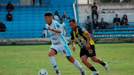 Los Andes | Adelante. Leonardo Zolorza (5), volante central de Gutiérrez, deja en el camino a Cristian Mortes (10), de Palmira. Gentileza Emma Rodríguez.
