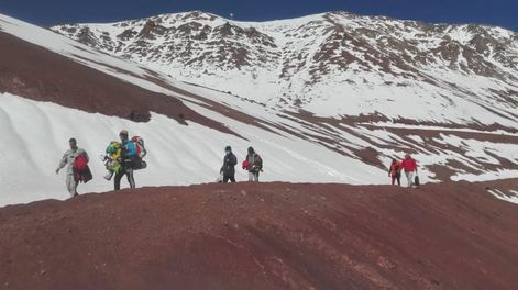 Asistieron a una familia venezolana varada en Alta Montaña cuando intentaban cruzar a Chile a pie. Foto: Prensa Gendarmería