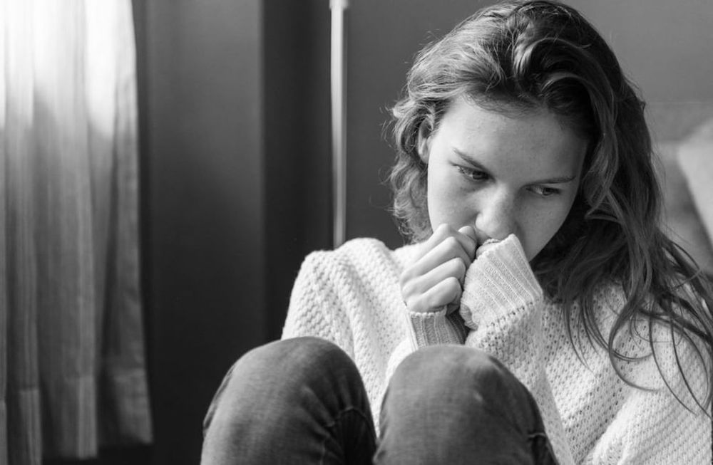 Horóscopo: los tres signos del zodíaco que sufren en silencio