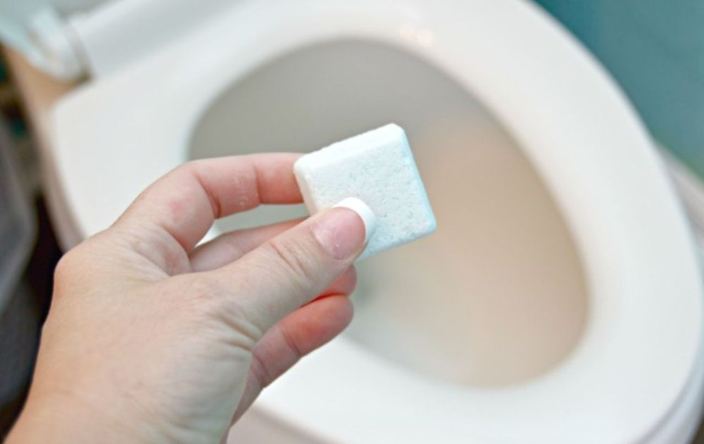 Este ingrediente no solo sirve para el inodoro. También se puede aplicar en otros rincones del baño, donde los depósitos minerales se acumulan con el tiempo.