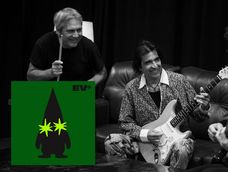 Enanitos Verdes (aquí, Jota Morelli, Felipe Staiti y Guillermo Vadalá) editan&nbsp;EV+,&nbsp;un disco con reversiones y colaboraciones.&nbsp;