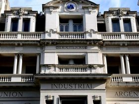 La UIA cuestionó la absolución de sindicalistas por bloqueos a una empresa y pidió revisar el fallo.