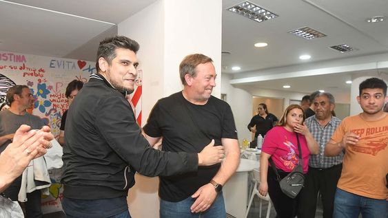 Elecciones presidenciales 2023 en la República Argentina.Martín Aveiro candidato a Diputado Nacional por Mendoza junto a militantes justicialistas festejando en el bunker del Partido Justicialista Unión por la Patria de Ciudad Foto: José Gutierrez / Los Andes
