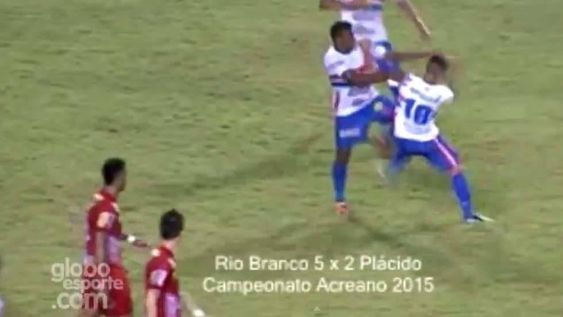 En Brasil, dos futbolistas de un mismo equipo se agarraron a trompadas en pleno partido