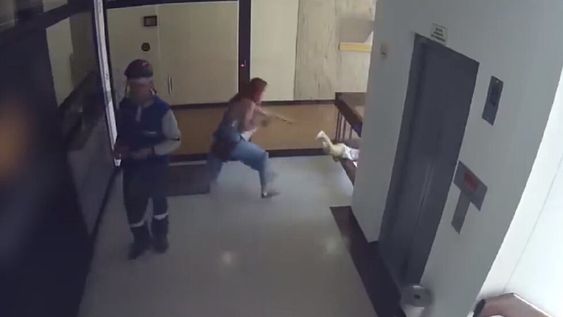 Video: una mamá se distrajo con el celular y su hijo cayó al vacío