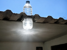 Con este sencillo truco, podés convertir una botella de plástico con agua en una lámpara, sin electricidad.&nbsp;