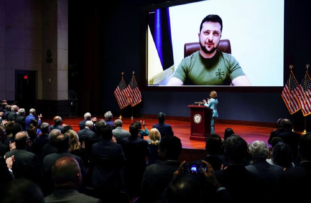 Zelenski se comunicó con Estados Unidos a través de una videoconferencia en el Congreso (AP)