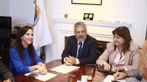 La ministra de Seguridad y Justicia de Mendoza, Mercedes Rus; el gobernador Alfredo Cornejo y la ministra de Seguridad de la Nación, Patricia Bullrich. Foto: Gobierno de Mendoza.