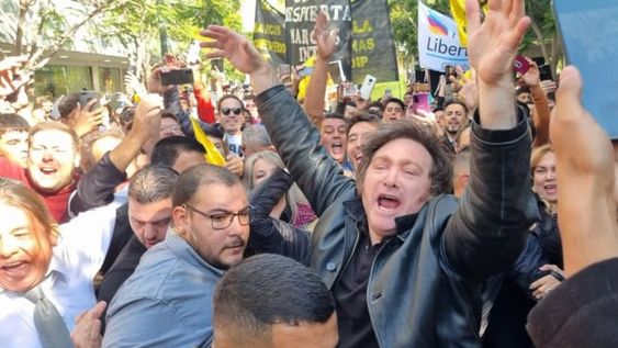 El libertario respondió con un gesto de euforia y levantó las manos cuando la gente que se acercó para saludarlo empezó a arengar con MIlei presidente.