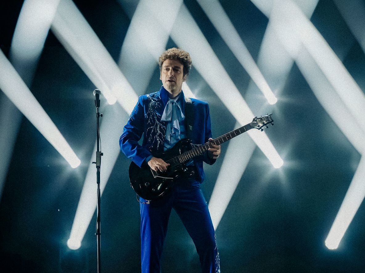 La presencia digital de Gustavo Cerati se integra al escenario mediante recursos visuales de avanzada que generan profundidad y sensación de corporeidad.