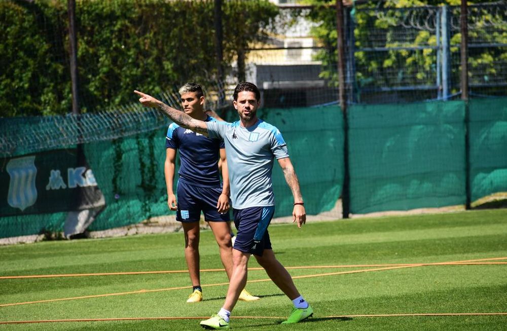 Fernando Gago brindó una verdadera cátedra de fútbol en su primera práctica como DT de Racing Club. / Gentileza.