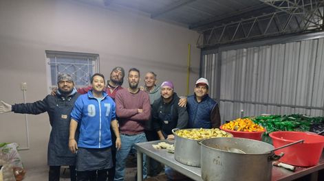 Son más de 40 los voluntarios que se sumaron a la iniciativade alimentar a sus vecinos que más lo necesitan.| Foto: Enrique Pfaab / Los Andes