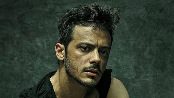 El actor reveló que lo confundían con un exitoso cantante.