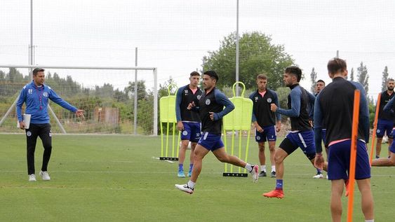 Diego Flores debe encontrarle una identidad futbolística al equipo. No tendrá tiempo para más pruebas.