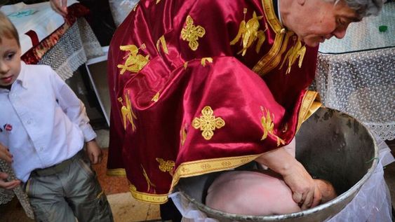 Antes, quienes eran bautizados eran los adultos. Ahora, son recién nacidos frágiles dijo un sacerdote criticando la ceremonia en la Iglesia ortodoxa