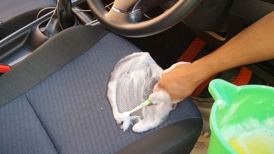 Una vez finalizada la limpieza, solo queda dejar secar los asientos con las puertas abiertas en un lugar ventilado durante varias horas.