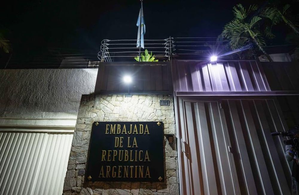Fotografía de la embajada de Argentina en Caracas (Venezuela). Uno de los seis opositores que se encuentran refugiados en la residencia oficial de la Embajada de Argentina en Caracas desde el 26 de marzo denunció este lunes que un grupo de policías 