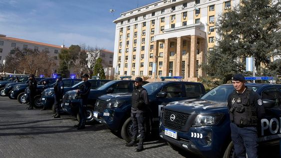 El Gobernador, Rodolfo Suarez, y el ministro de Seguridad, Raúl Levrino, presentaron móviles policiales y chalecos para la Policía, junto a Alfredo CornejoFoto:  Orlando Pelichotti