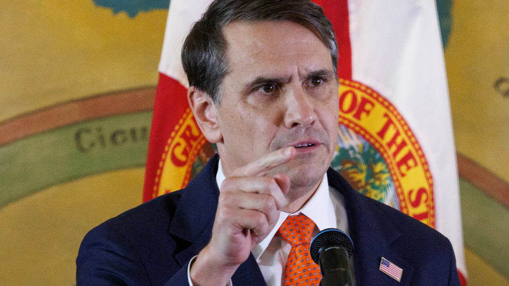 El Fiscal General interino Todd Blanche anuncia la apertura de una acusación formal sustitutiva contra el expresidente cubano Raúl Castro durante una ceremonia en honor a las víctimas de los asesinatos de Hermanos al Rescate, celebrada en la Torre de la Libertad en Miami, Florida, EE. UU., el 20 de mayo de 2026. 