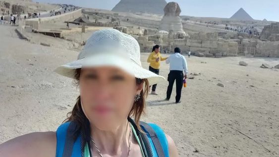La Justicia determinó que 160 mil beneficiarios del plan social viajaron al exterior. En la foto, una de las beneficiarias que viajó a Egipto. Foto TN