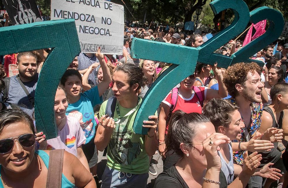 La Legislatura Provincial, en sesiones de Senadores y después de Diputados, lograron la derogación de la Ley 9209, regresando a la Ley 7722 protectora del agua en Mendoza , donde prohíbo la explotación de la minería con el uso de químicos tóxicos. Foto: Orlando Pelichotti / Los Andes