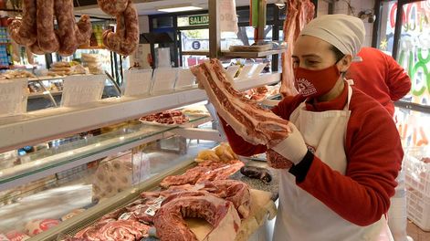 El kilo de carne acumula subas del 25% en dos semanas, y ya se necesitan más de $1.000 para comprar algunos cortes populares en las góndolas de los supermercados. Foto Orlando Pelichotti / Los Andes