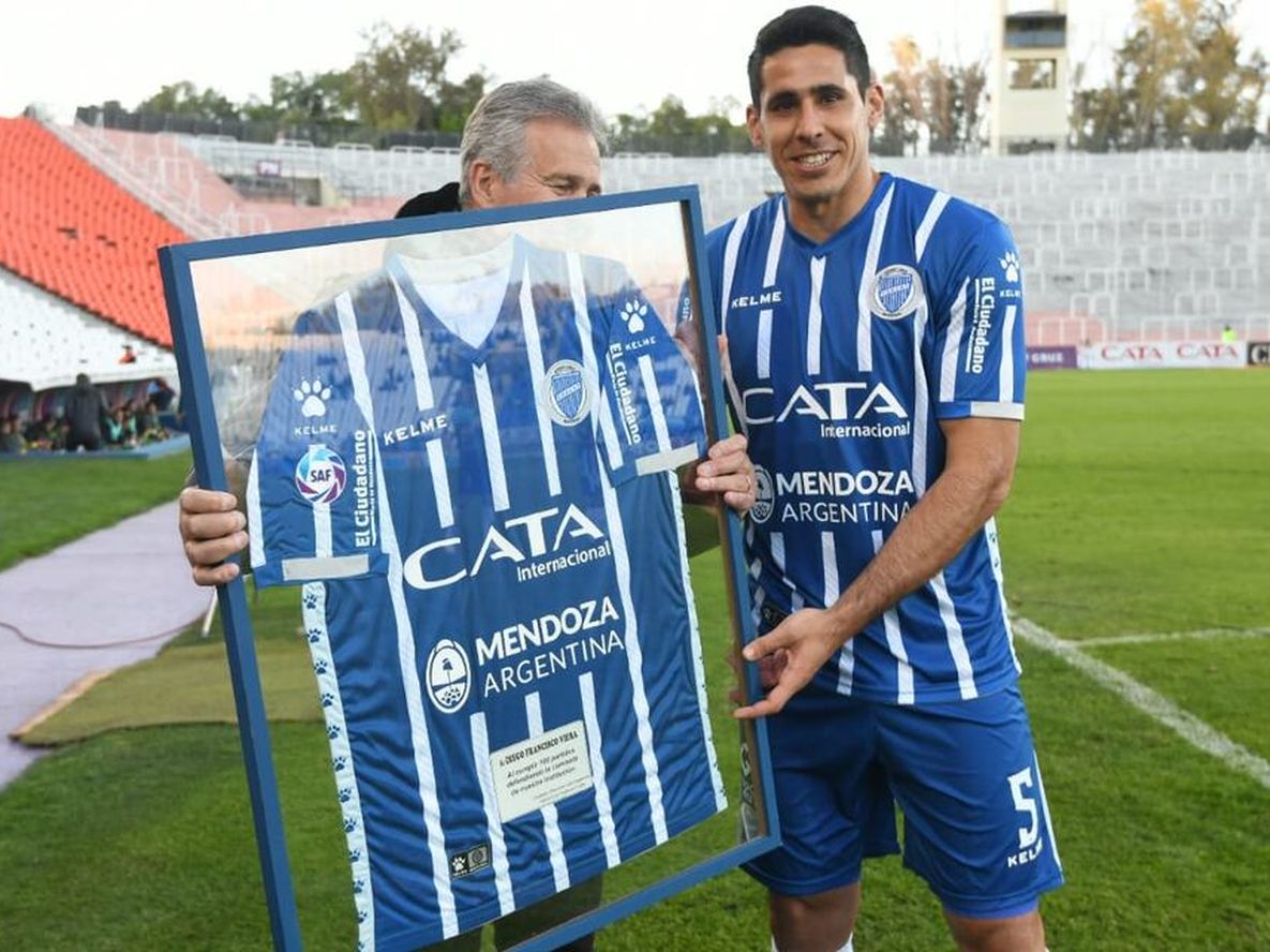Diego Viera llegó a los 100 partidos y fue reconocido