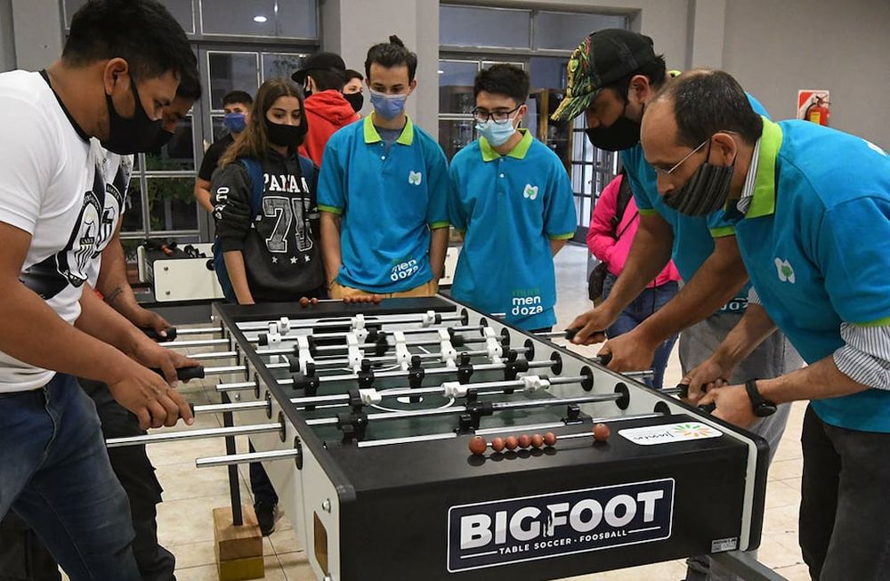 Actualmente, la Liga Mendocina tiene a 70 jugadores entrenando permanentemente. Participan personas con discapacidad, para quienes adaptan las mesas. Foto: José Gutiérrez / Los Andes