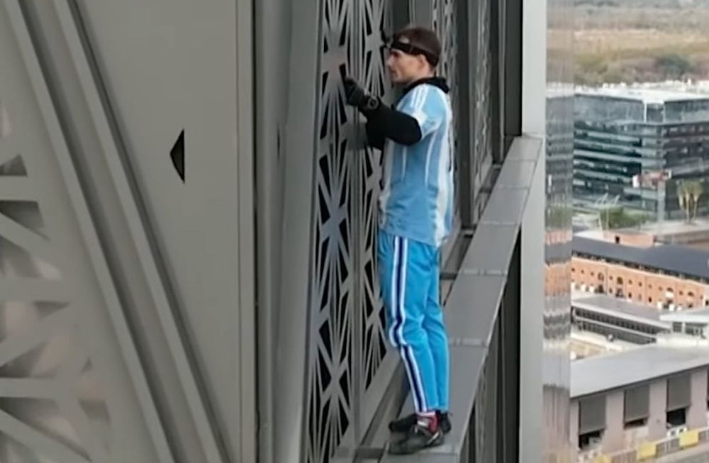 Rescataron a un youtuber polaco que se trepó a un edificio de Puerto Madero sin protección. Foto: Captura de video