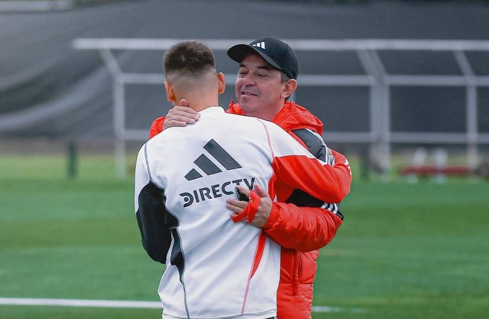 El abrazo entre Gallardo y Echeverri, que seguirá siendo titular (River)