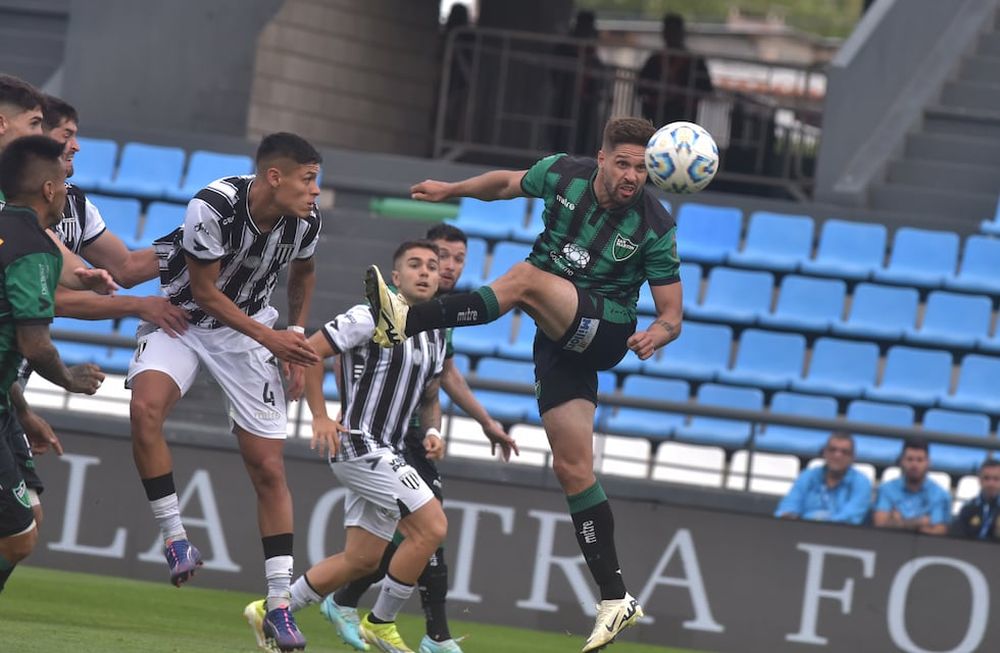 San Martín de San Juan y Gimnasia de Mendoza se enfrentaron en la cancha de Belgrano por la final del Reducido de la Primera Nacional. / Gentileza.